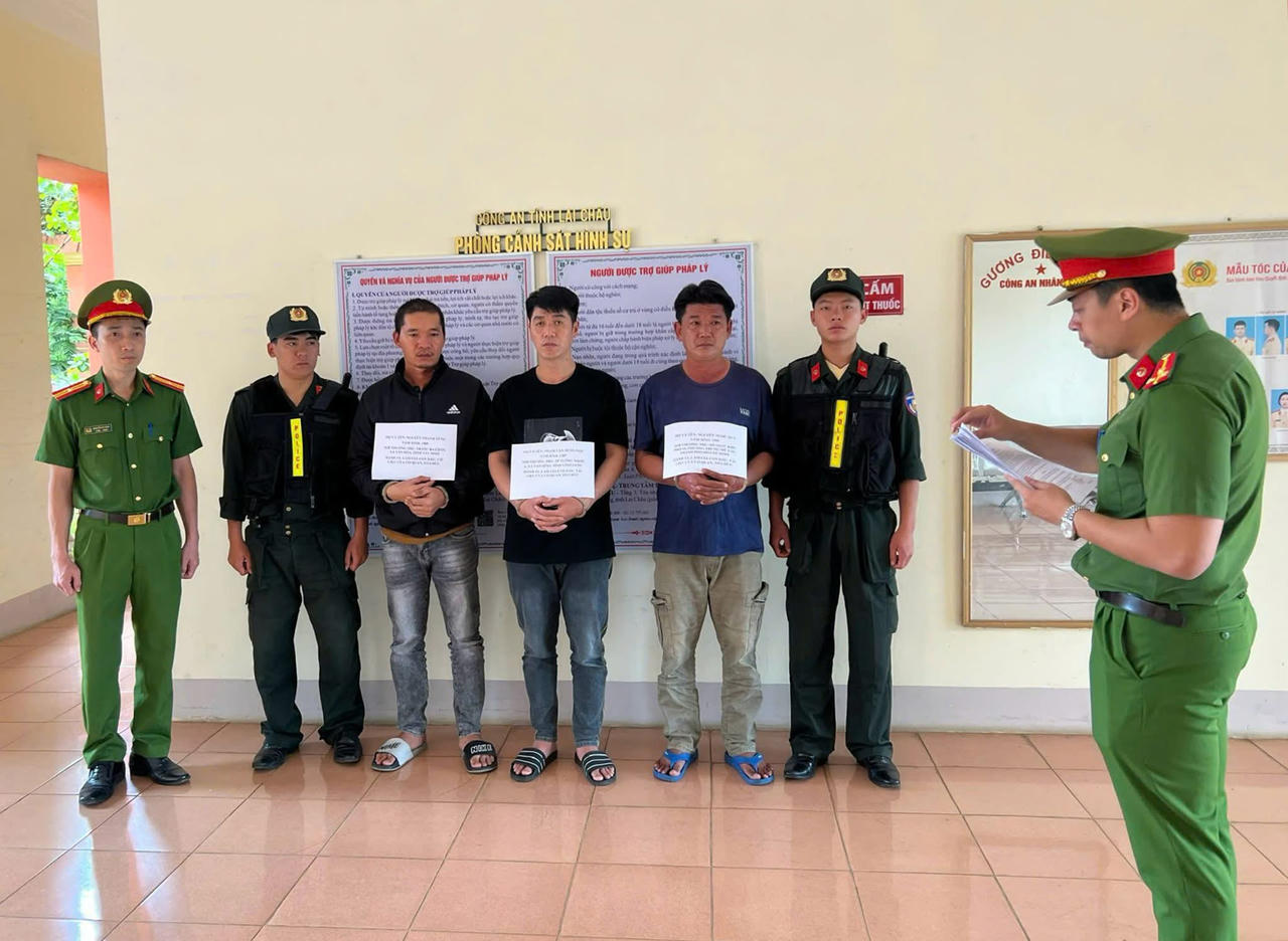 Ba trong số c&aacute;c đối tượng của vụ &aacute;n tại cơ quan điều tra.