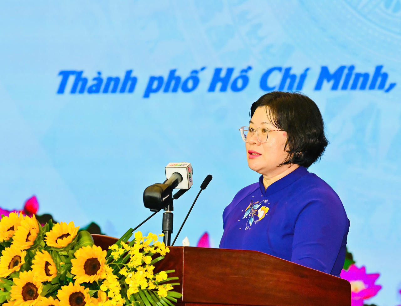 Ph&oacute; B&iacute; thư Th&agrave;nh ủy TPHCM Văn Thị Bạch Tuyết ghi nhận v&agrave; đ&aacute;nh gi&aacute; cao những đ&oacute;ng g&oacute;p của c&aacute;c điển h&igrave;nh được vinh danh.