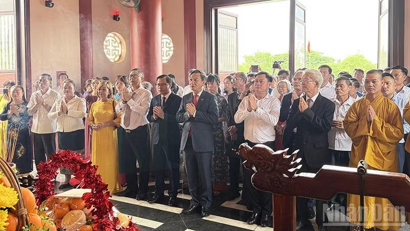 C&aacute;c đại biểu b&agrave;y tỏ l&ograve;ng biết ơn s&acirc;u sắc đối với Chủ tịch Hồ Ch&iacute; Minh, vị l&atilde;nh tụ vĩ đại của d&acirc;n tộc Việt Nam. (Ảnh: Nh&acirc;n D&acirc;n)