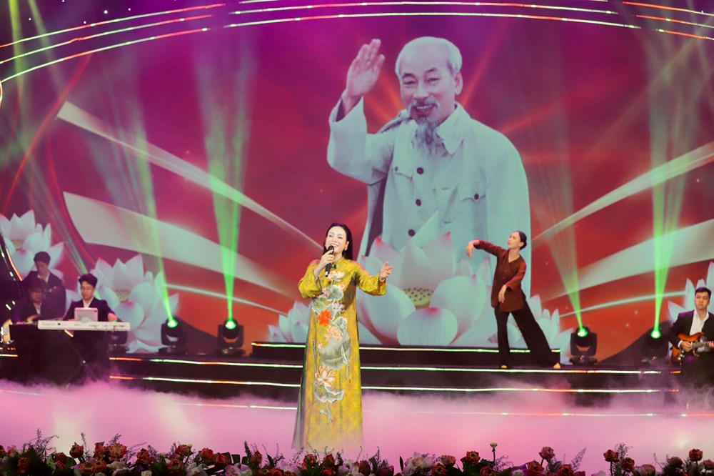 Th&ocirc;ng qua ng&ocirc;n ngữ nghệ thuật gi&agrave;u cảm x&uacute;c, chương tr&igrave;nh nghệ thuật 'S&aacute;ng m&atilde;i t&ecirc;n Người' khắc họa sinh động h&igrave;nh ảnh, cuộc đời v&agrave; sự nghiệp c&aacute;ch mạng vẻ vang của Người (Ảnh: Xu&acirc;n Trường).