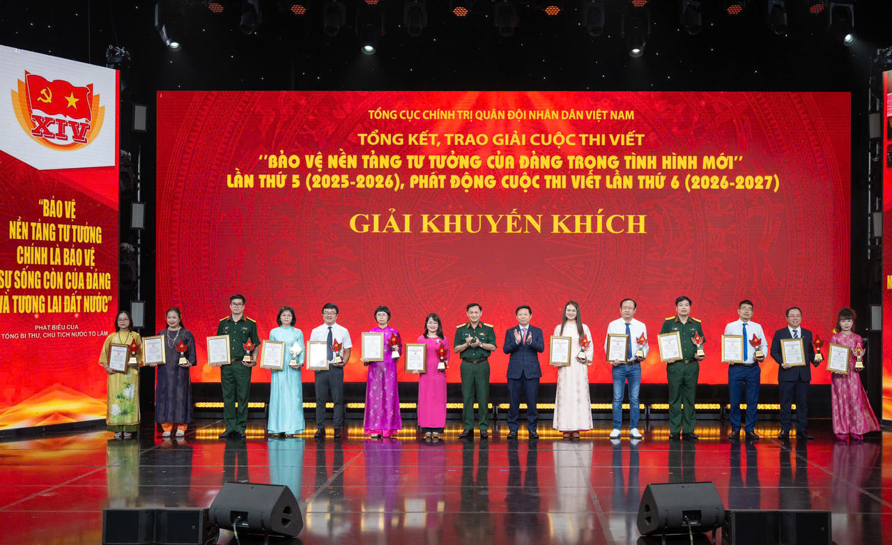 C&aacute;c t&aacute;c giả được trao Giải Khuyến kh&iacute;ch.