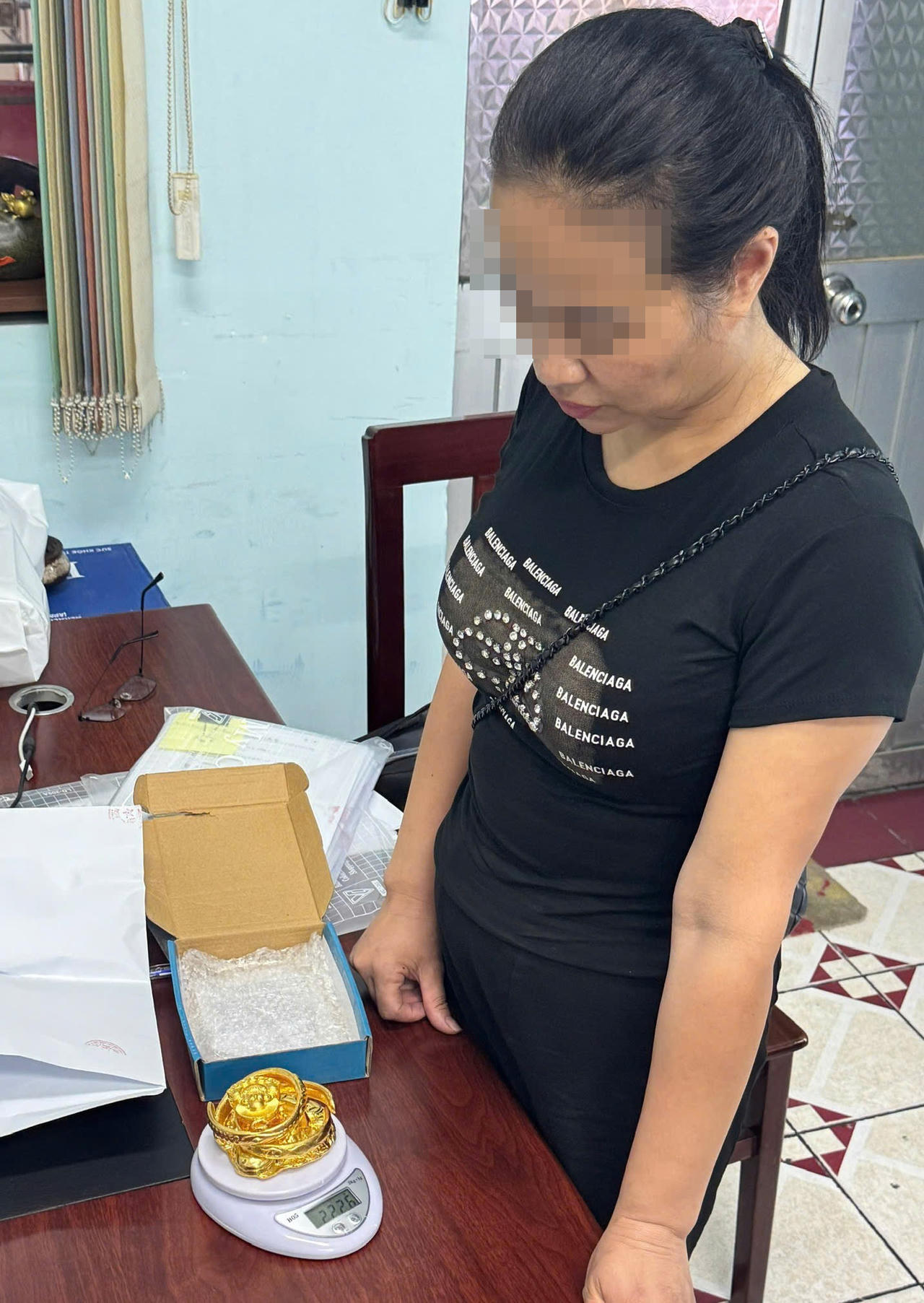 Vũ Thị Ngọc Anh bị bắt v&igrave; vận chuyển tr&aacute;i ph&eacute;p 2,2 k&yacute; v&agrave;ng 9999 từ Campuchia về Việt Nam (Ảnh: C&ocirc;ng an cung cấp)
