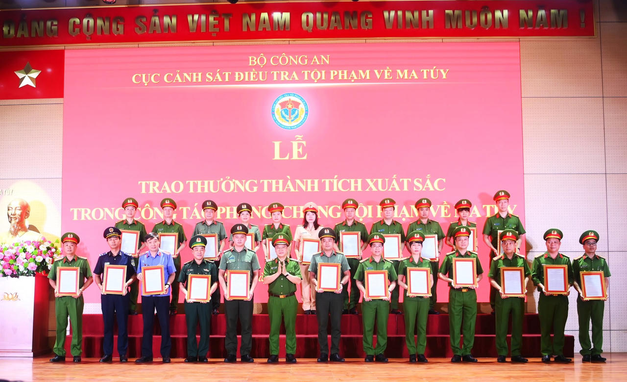 Thứ trưởng Nguyễn Văn Long trao thưởng c&aacute;c tập thể c&oacute; th&agrave;nh t&iacute;ch xuất sắc trong c&ocirc;ng t&aacute;c ph&ograve;ng, chống tội phạm về ma t&uacute;y.&nbsp;(Ảnh: Bộ C&ocirc;ng an)