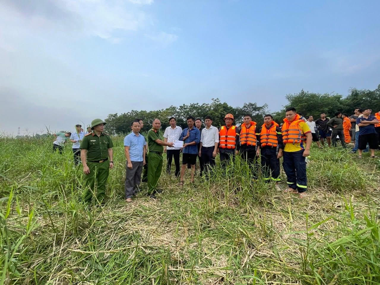 Đại diện C&ocirc;ng an tỉnh Ph&uacute; Thọ trao tặng tiền thưởng cho &ocirc;ng Trương Hữu Khoa. Ảnh: CACC