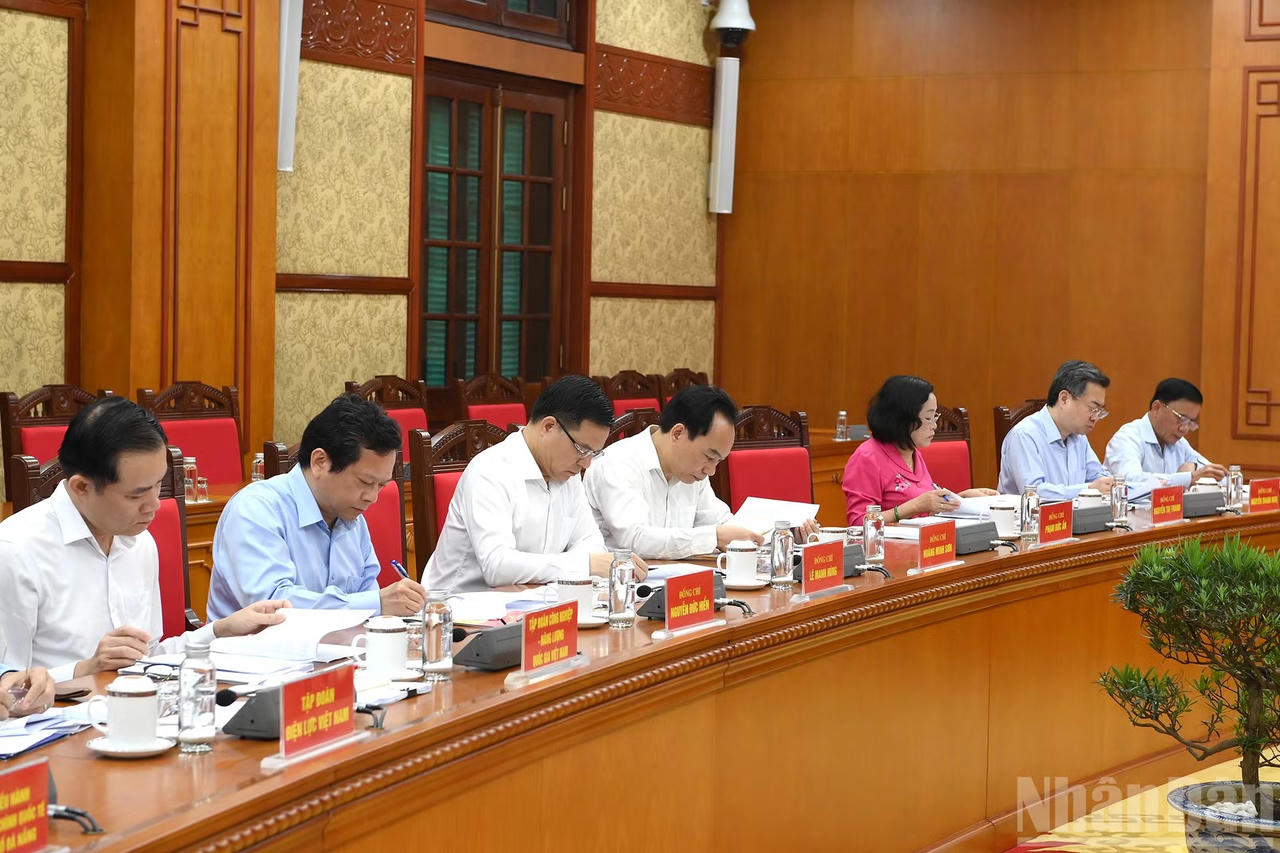 C&aacute;c đồng ch&iacute; l&atilde;nh đạo v&agrave; c&aacute;c đại biểu tham dự cuộc l&agrave;m việc. (Ảnh: nhandan.vn)