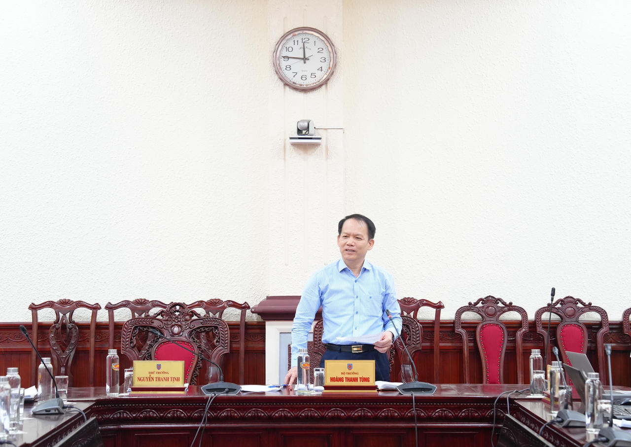 Bộ trưởng Ho&agrave;ng Thanh T&ugrave;ng kết luận cuộc l&agrave;m việc.