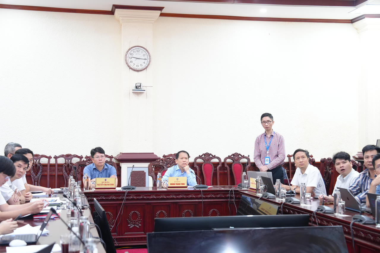 Bộ trưởng Ho&agrave;ng Thanh T&ugrave;ng, Thứ trưởng Nguyễn Thanh Tịnh v&agrave; c&aacute;c đại biểu nghe giới thiệu&nbsp;giải ph&aacute;p ứng dụng tr&iacute; tuệ nh&acirc;n tạo.