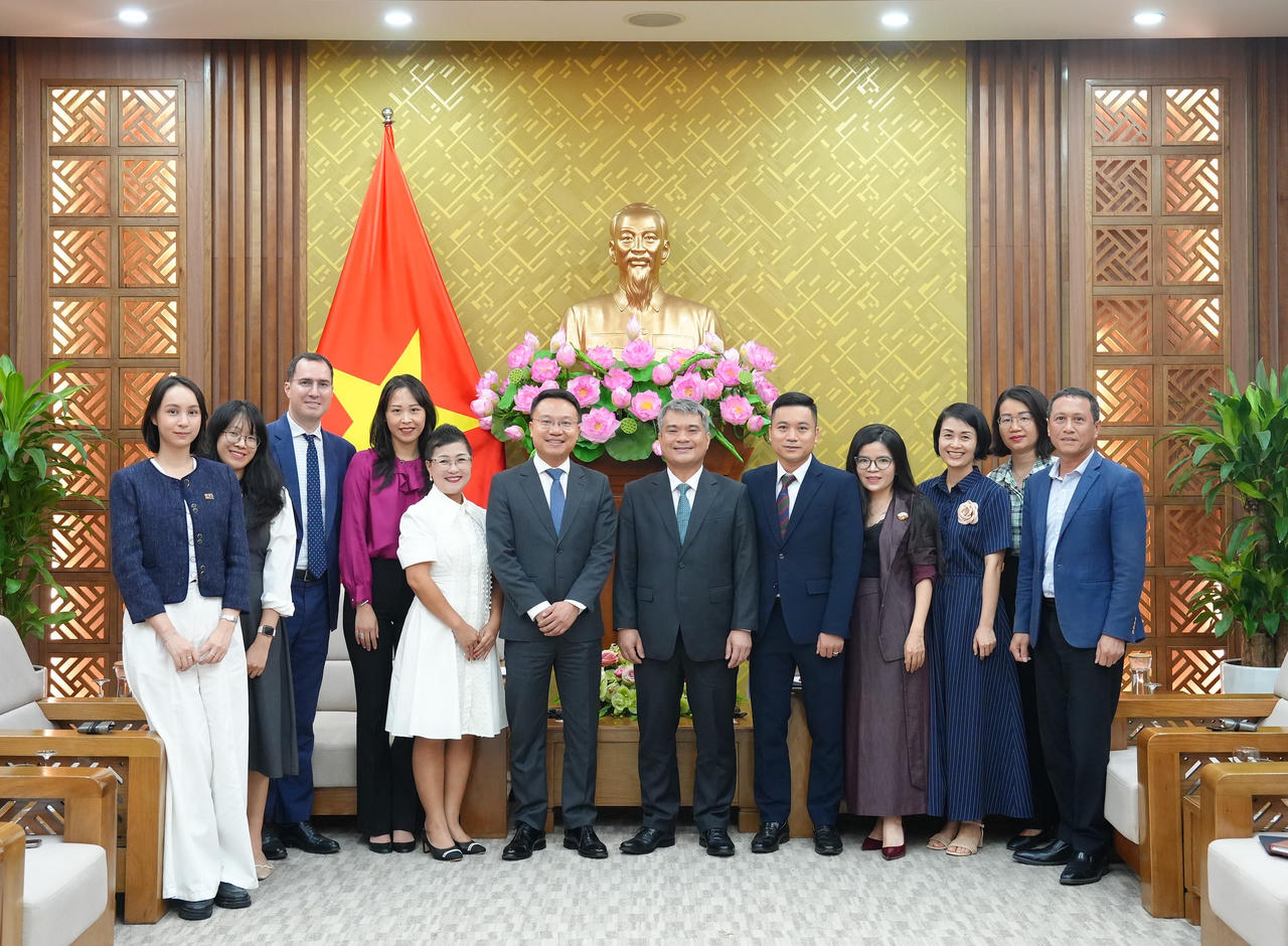 C&aacute;c đại biểu chụp ảnh lưu niệm.