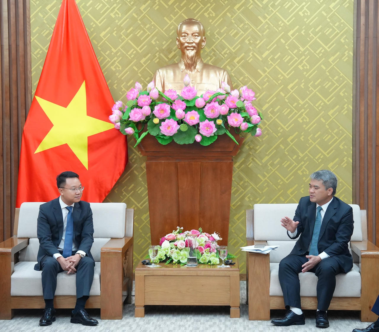 Thứ trưởng Bộ Tư ph&aacute;p Nguyễn Thanh T&uacute; v&agrave; Ph&oacute; Chủ tịch EuroCham Việt Nam Nguyễn Hải Minh.