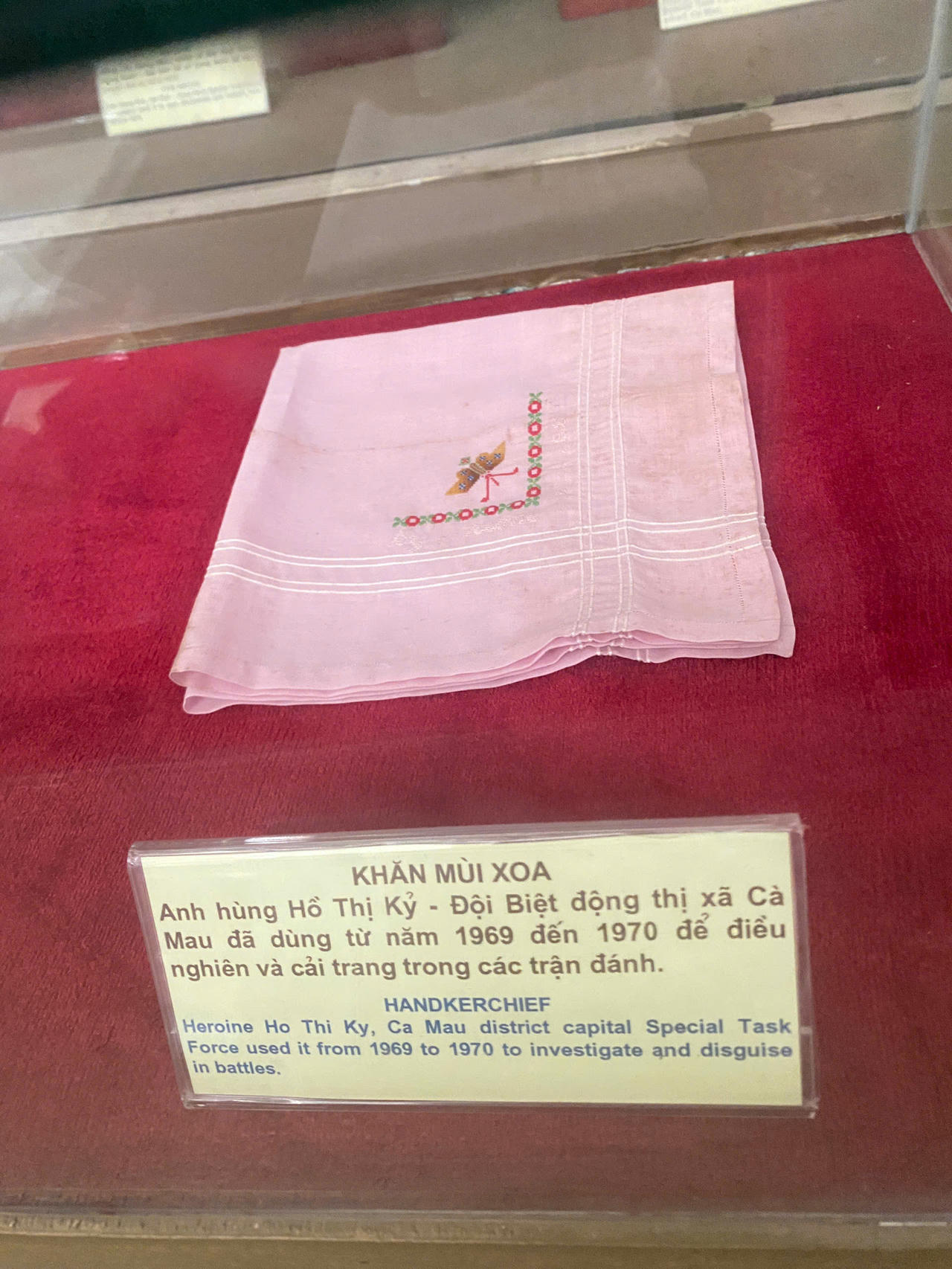 Chiếc khăn m&ugrave;i xoa m&agrave;u hồng của anh h&ugrave;ng Hồ Thị Kỷ lưu giữ tại Bảo t&agrave;ng Đặc c&ocirc;ng.