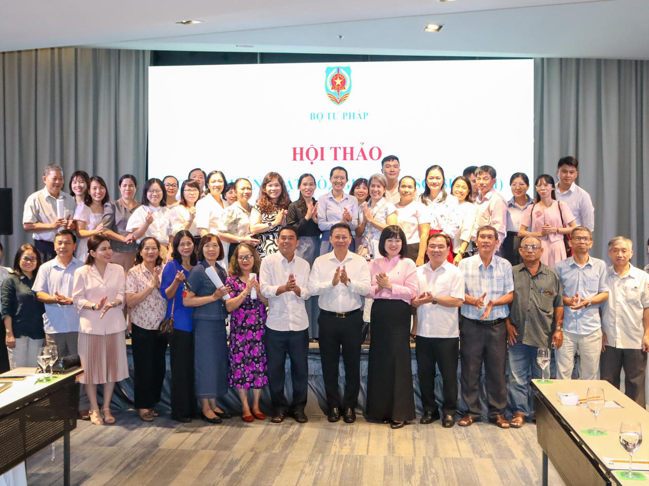 C&aacute;c đại biểu tham dự hội thảo chụp h&igrave;nh lưu niệm.