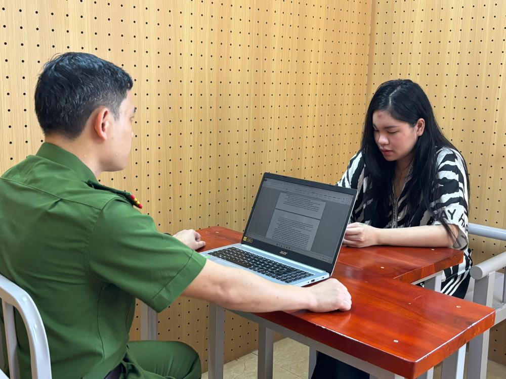 Cơ quan điều tra l&agrave;m việc với đối tượng cầm đầu L&ecirc; Việt Trinh. (Ảnh: CAHT)