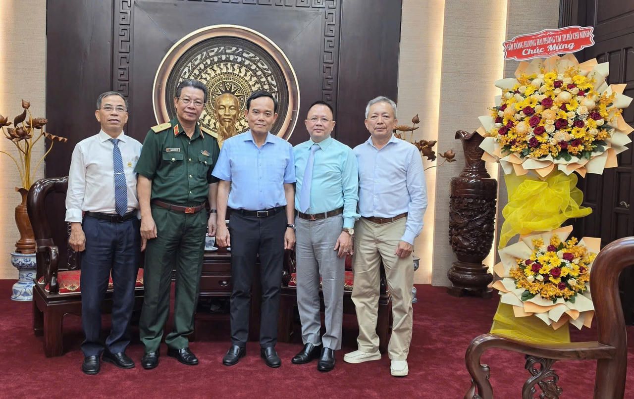 Hội Đồng hương Hải Ph&ograve;ng tại th&agrave;nh phố Hồ Ch&iacute; Minh đến ch&agrave;o x&atilde; giao đồng ch&iacute; Trần Lưu Quang, Ủy vi&ecirc;n Bộ Ch&iacute;nh trị, B&iacute; thư Th&agrave;nh ủy th&agrave;nh phố Hồ Ch&iacute; Minh.