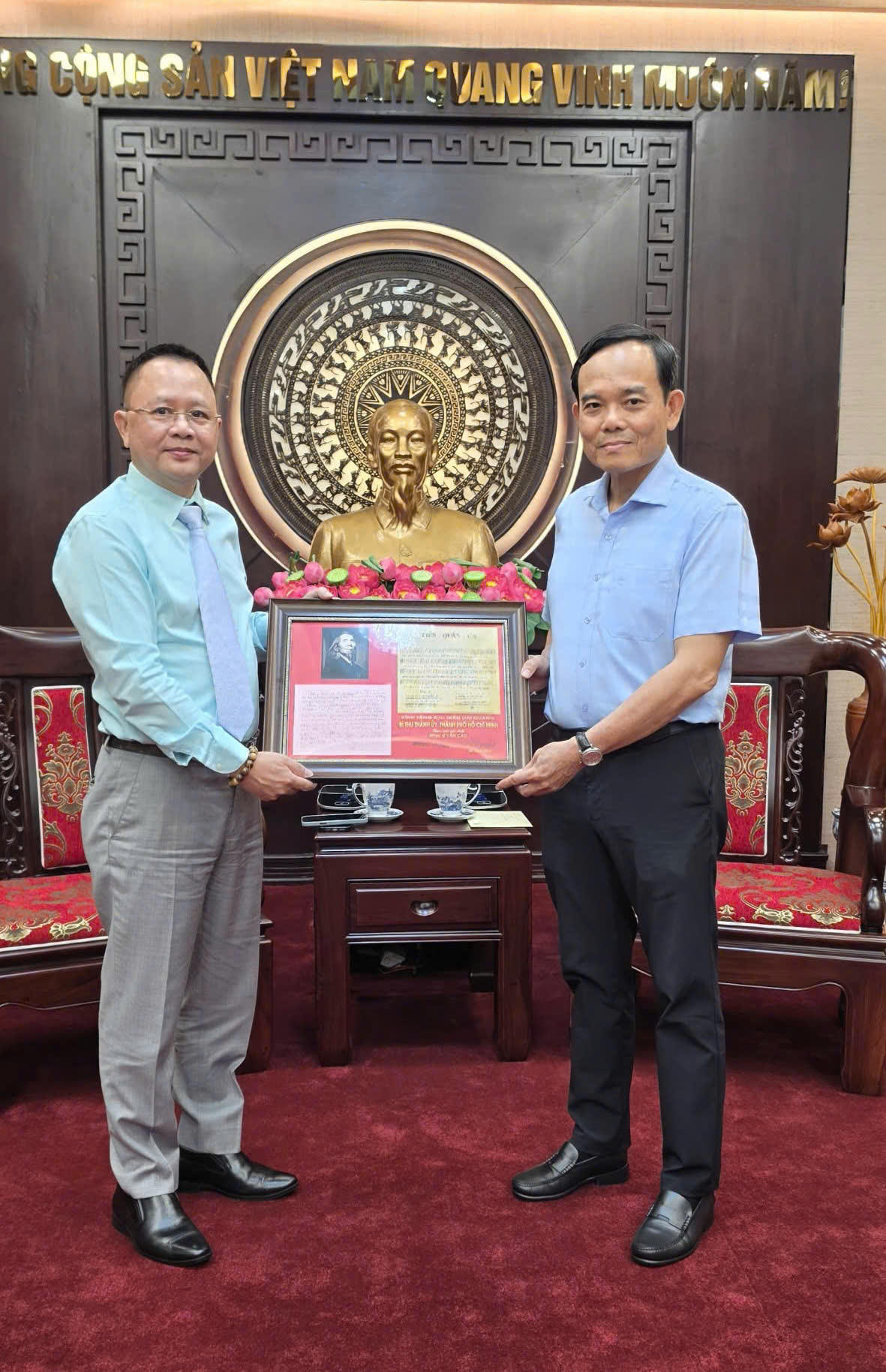 Gia đ&igrave;nh nhạc sĩ Văn Thao gửi tặng đồng ch&iacute; B&iacute; thư Th&agrave;nh ủy Trần Lưu Quang b&uacute;t t&iacute;ch b&agrave;i &ldquo;Tiến Qu&acirc;n Ca&rdquo; do nhạc sĩ Văn Cao (bố nhạc sĩ Văn Thao) s&aacute;ng t&aacute;c năm 1944 v&agrave; ca kh&uacute;c &ldquo;Th&agrave;nh phố của những ước mơ&rdquo; do nhạc sĩ Văn Thao s&aacute;ng t&aacute;c.