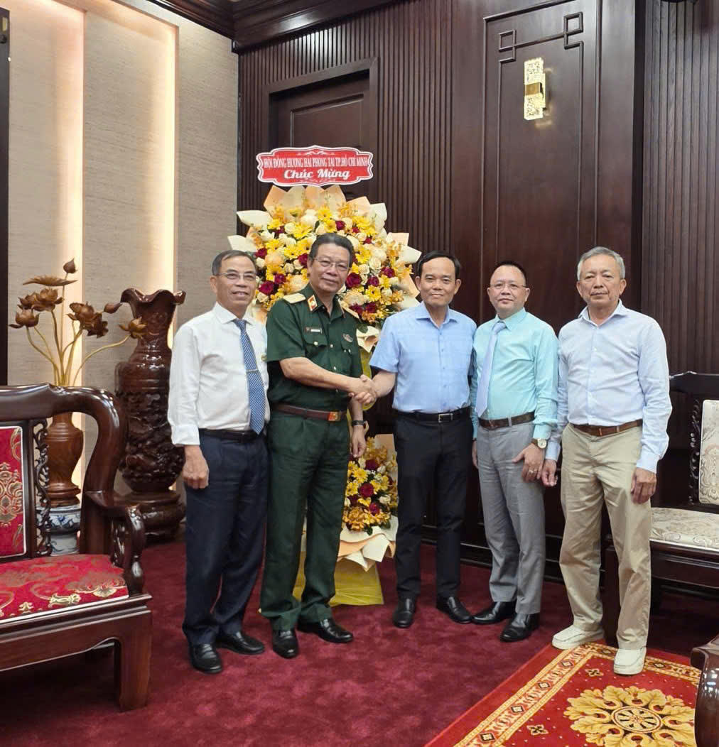 Hội Đồng hương Hải Ph&ograve;ng tại th&agrave;nh phố Hồ Ch&iacute; Minh tặng hoa ch&uacute;c mừng Đồng ch&iacute; B&iacute; thư Th&agrave;nh ủy Trần Lưu Quang
