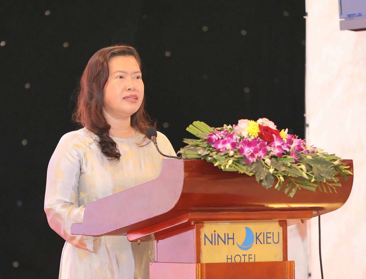 B&agrave; Nguyễn Thị Ngọc Điệp &ndash; Ph&oacute; Chủ tịch UBND TP Cần Thơ ph&aacute;t biểu ch&agrave;o mừng