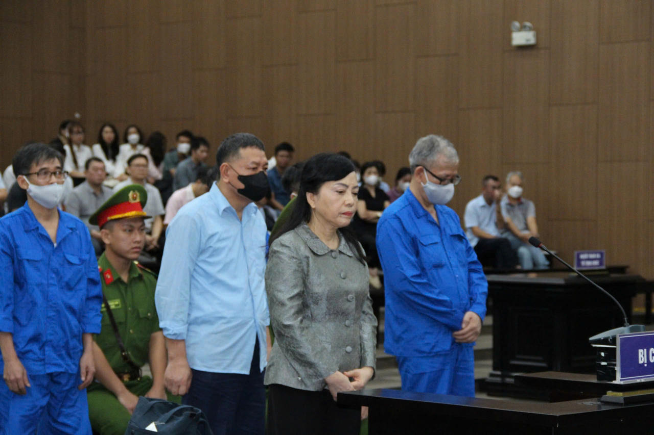 Cựu Bộ trưởng Bộ Y tế Nguyễn Thị Kim Tiến tại t&ograve;a.