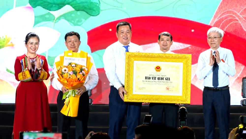 Đại diện Bộ Văn h&oacute;a, Thể thao v&agrave; Du lịch c&ugrave;ng l&atilde;nh đạo tỉnh Nghệ An trao Bằng c&ocirc;ng nhận Bảo vật quốc gia bia Ma Nhai cho ch&iacute;nh quyền x&atilde; Con Cu&ocirc;ng.&nbsp;