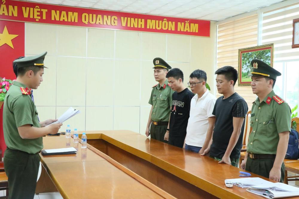 Cơ quan điều tra tống đạt quyết định khởi tố đối với Trần Minh MInh Đức; Đỗ Cao Th&agrave;nh v&agrave; Trần Minh Sỹ (từ tr&aacute;i qua phải). Ảnh: CAHT