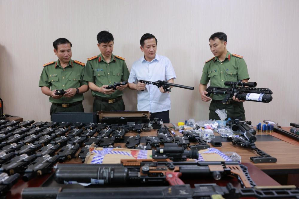Thượng t&aacute; Nguyễn Quốc H&ugrave;ng - Ph&oacute; Gi&aacute;m đốc C&ocirc;ng an tỉnh (&aacute;o trắng) trực tiếp chỉ đạo điều tra, kiểm tra tang vật thu giữ từ vụ &aacute;n. Ảnh: CAHT