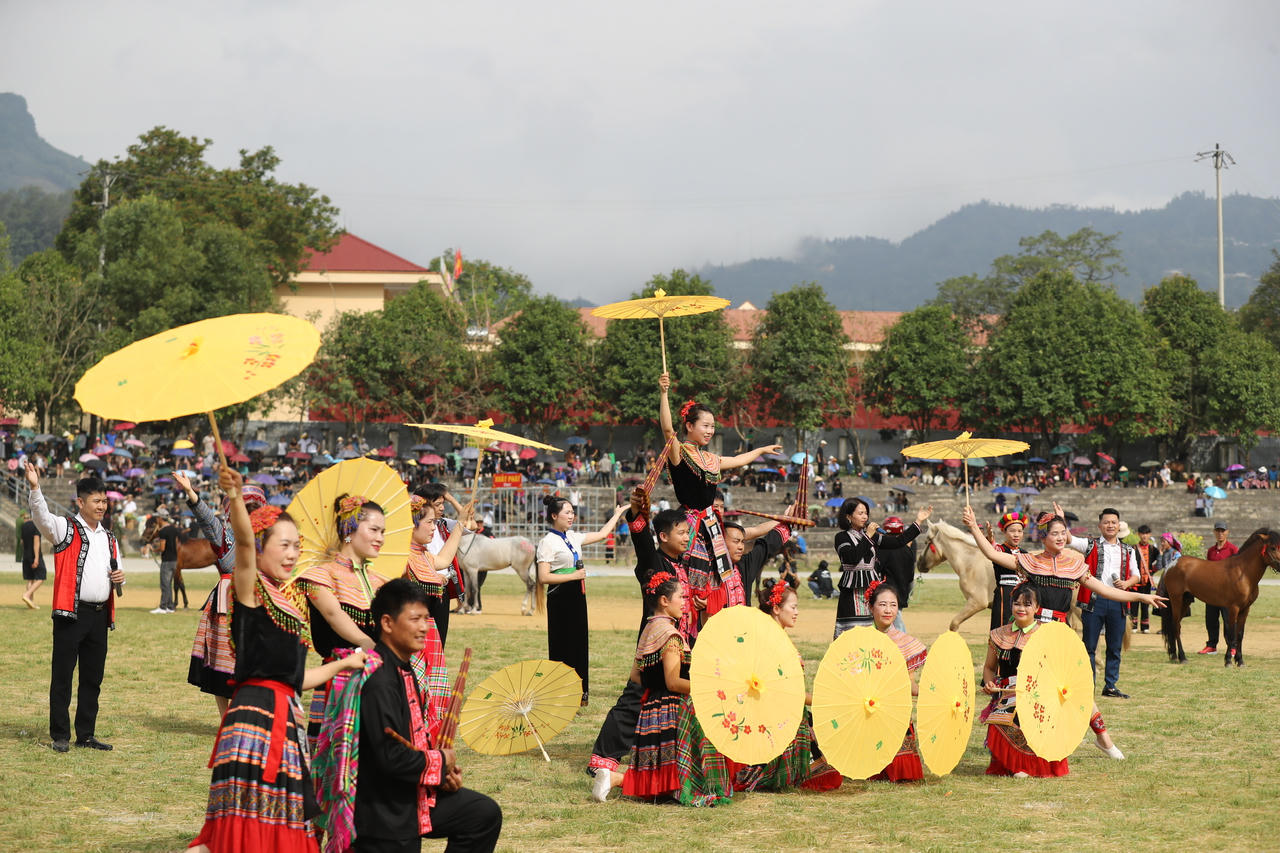 Văn ngh&ecirc;̣ chào mưng&middot;