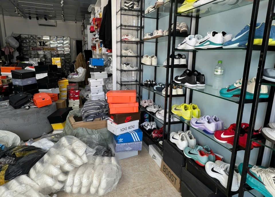 Khởi tố 2 đối tượng tiêu thụ hàng giả nhãn hiệu trị giá hàng tỷ đồng