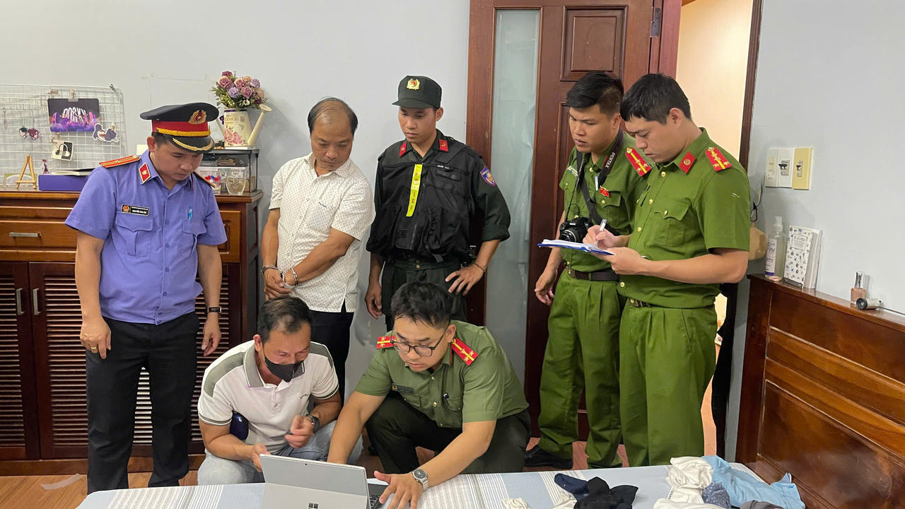 Thi h&agrave;nh lệnh bắt tạm giam đối với Phạm Ngọc Dũng (Ảnh Hồng Ngọc)