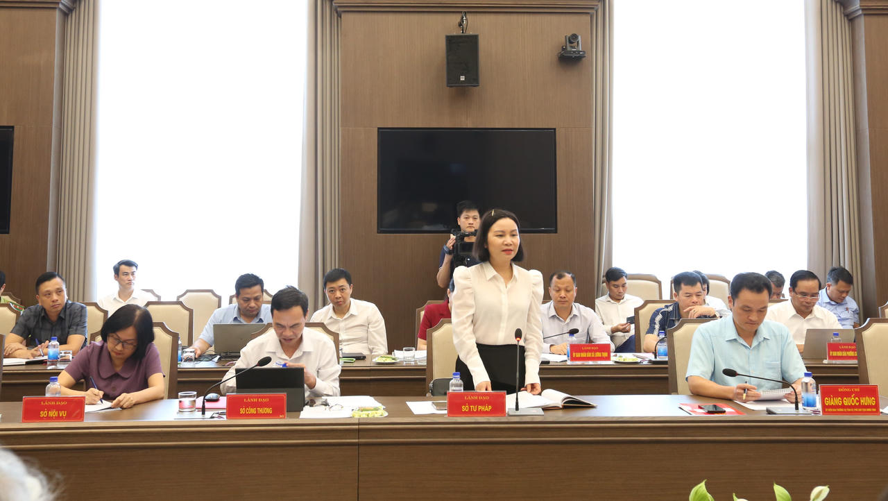 B&agrave; Nguyễn Thị Th&uacute;y - Ph&oacute; Gi&aacute;m đốc Sở Tư ph&aacute;p tỉnh L&agrave;o Cai b&aacute;o c&aacute;o t&oacute;m tắt tại buổi l&agrave;m việc. Ảnh: Đức Tuyển.