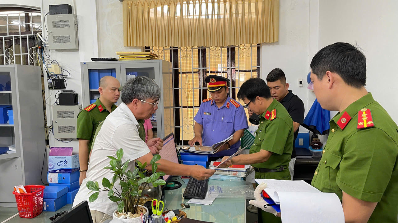 Lực lượng chức năng điều tra tại BQL rừng ph&ograve;ng hộ Bắc s&ocirc;ng Hương