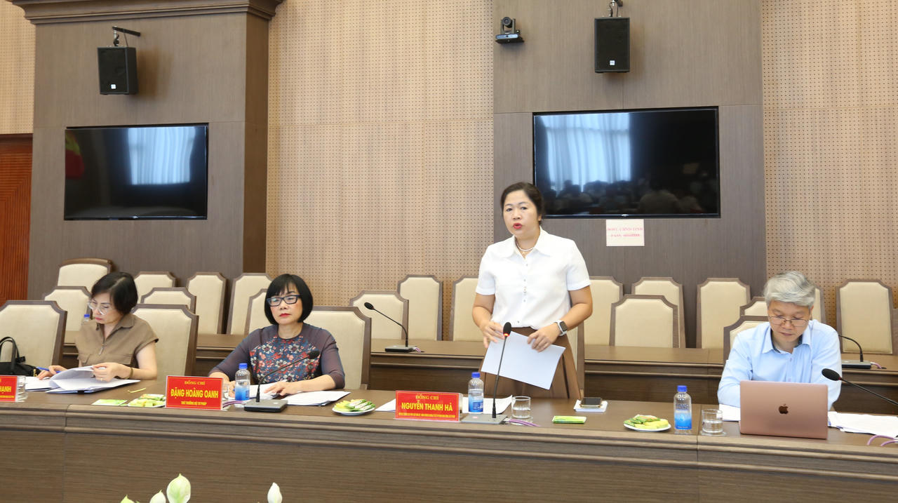 B&agrave; Nguyễn Thanh H&agrave;&nbsp; - Ph&oacute; trưởng đo&agrave;n kiểm tra tr&igrave;nh b&agrave;y những nhận định sơ bộ. Ảnh: Đức Tuyển.