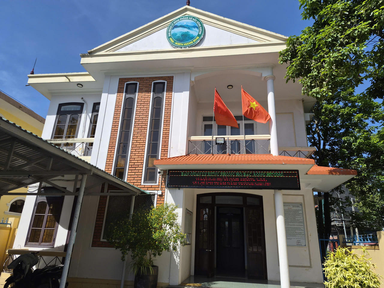 Ghi nhận s&aacute;ng 23/5 tại trụ sở Ban Quản l&yacute; rừng ph&ograve;ng hộ Bắc s&ocirc;ng Hương vẫn c&oacute; 2 c&aacute;n bộ tới l&agrave;m việc