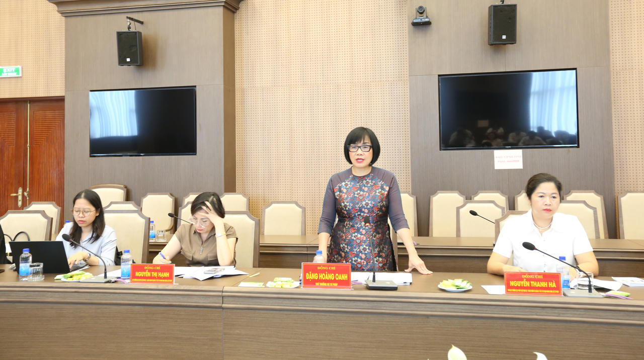 Thứ trưởng Đặng Ho&agrave;ng Oanh ph&aacute;t biểu tại buổi l&agrave;m việc. Ảnh: Đức Tuyển.