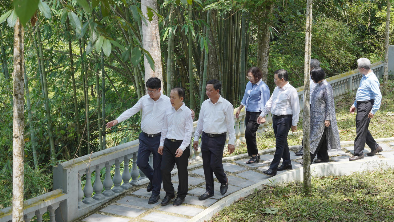 Bộ trưởng Hoàng Thanh Tùng và các lãnh đạo Bộ Tư pháp dâng hương tại Khu di tích Tuyên Quang