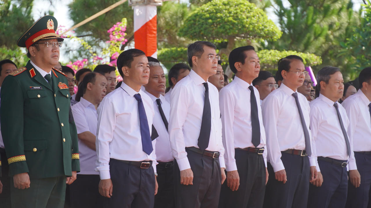 Thủ tướng Ch&iacute;nh phủ L&ecirc; Minh Hưng c&ugrave;ng c&aacute;c đại biểu d&agrave;nh ph&uacute;t mặc niệm tưởng nhớ c&aacute;c Anh h&ugrave;ng liệt sĩ.