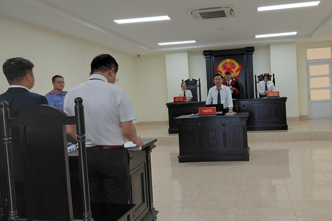 Hội đồng x&eacute;t xử tuy&ecirc;n tạm đ&igrave;nh chỉ vụ &aacute;n