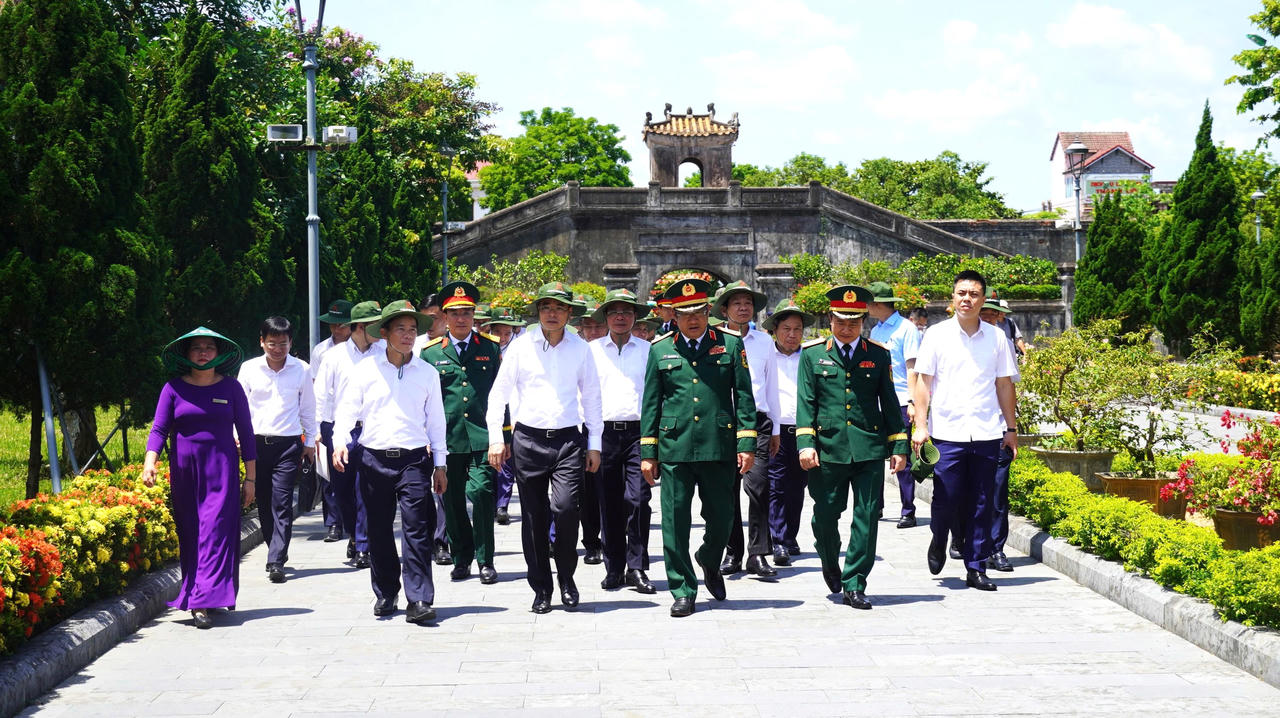 Đo&agrave;n c&ocirc;ng t&aacute;c Trung ương do Thủ tướng Ch&iacute;nh phủ L&ecirc; Minh Hưng dẫn đầu d&acirc;ng hương tại Di t&iacute;ch Quốc gia đặc biệt Th&agrave;nh cổ Quảng Trị, b&agrave;y tỏ l&ograve;ng biết ơn s&acirc;u sắc đối với c&aacute;c Anh h&ugrave;ng liệt sĩ đ&atilde; hy sinh v&igrave; Tổ quốc.