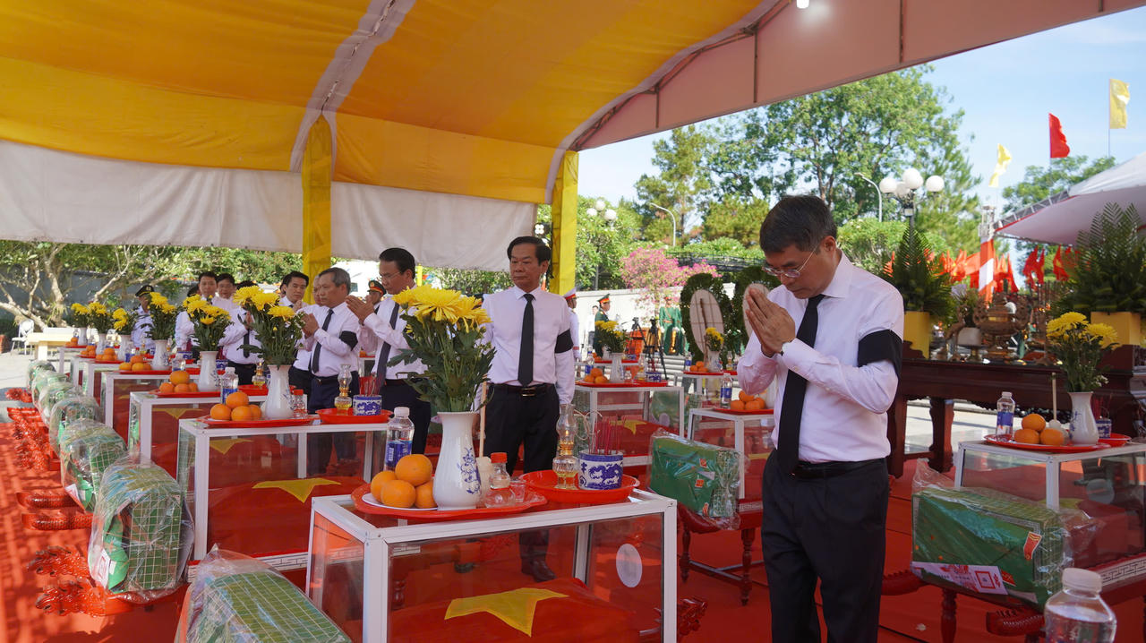 Thủ tướng Ch&iacute;nh phủ L&ecirc; Minh Hưng d&agrave;nh ph&uacute;t mặc niệm tưởng niệm c&aacute;c Anh h&ugrave;ng liệt sĩ tại Nghĩa trang Liệt sĩ Quốc gia Đường 9.