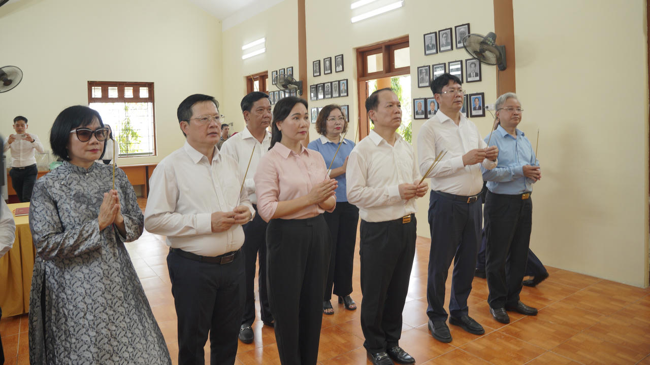 Đo&agrave;n đại biểu d&acirc;ng hương, tưởng niệm v&agrave; b&aacute;o c&ocirc;ng d&acirc;ng B&aacute;c tại nh&agrave; truyền thống Bộ Tư ph&aacute;p. Ảnh: Đức Mạnh.