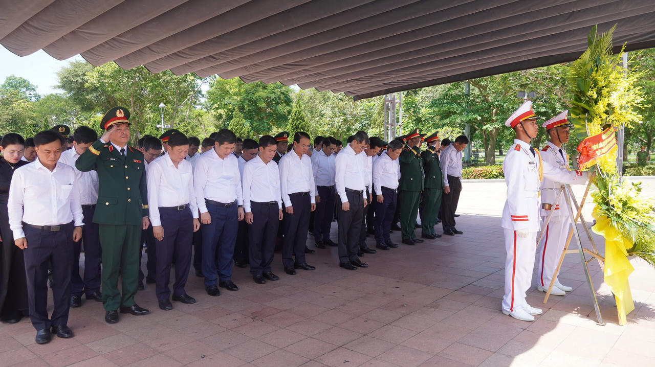 Trong kh&ocirc;ng kh&iacute; trang nghi&ecirc;m, Thủ tướng Ch&iacute;nh phủ L&ecirc; Minh Hưng c&ugrave;ng đo&agrave;n c&ocirc;ng t&aacute;c Trung ương v&agrave; l&atilde;nh đạo tỉnh Quảng Trị d&agrave;nh ph&uacute;t mặc niệm, th&agrave;nh k&iacute;nh tưởng nhớ c&aacute;c Anh h&ugrave;ng liệt sĩ tại Di t&iacute;ch Quốc gia đặc biệt Th&agrave;nh cổ Quảng Trị.
