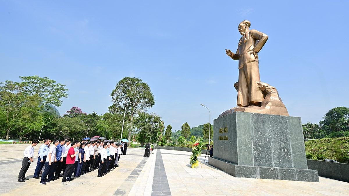 Bộ trưởng Hoàng Thanh Tùng và các lãnh đạo Bộ Tư pháp dâng hương tại Khu di tích Tuyên Quang