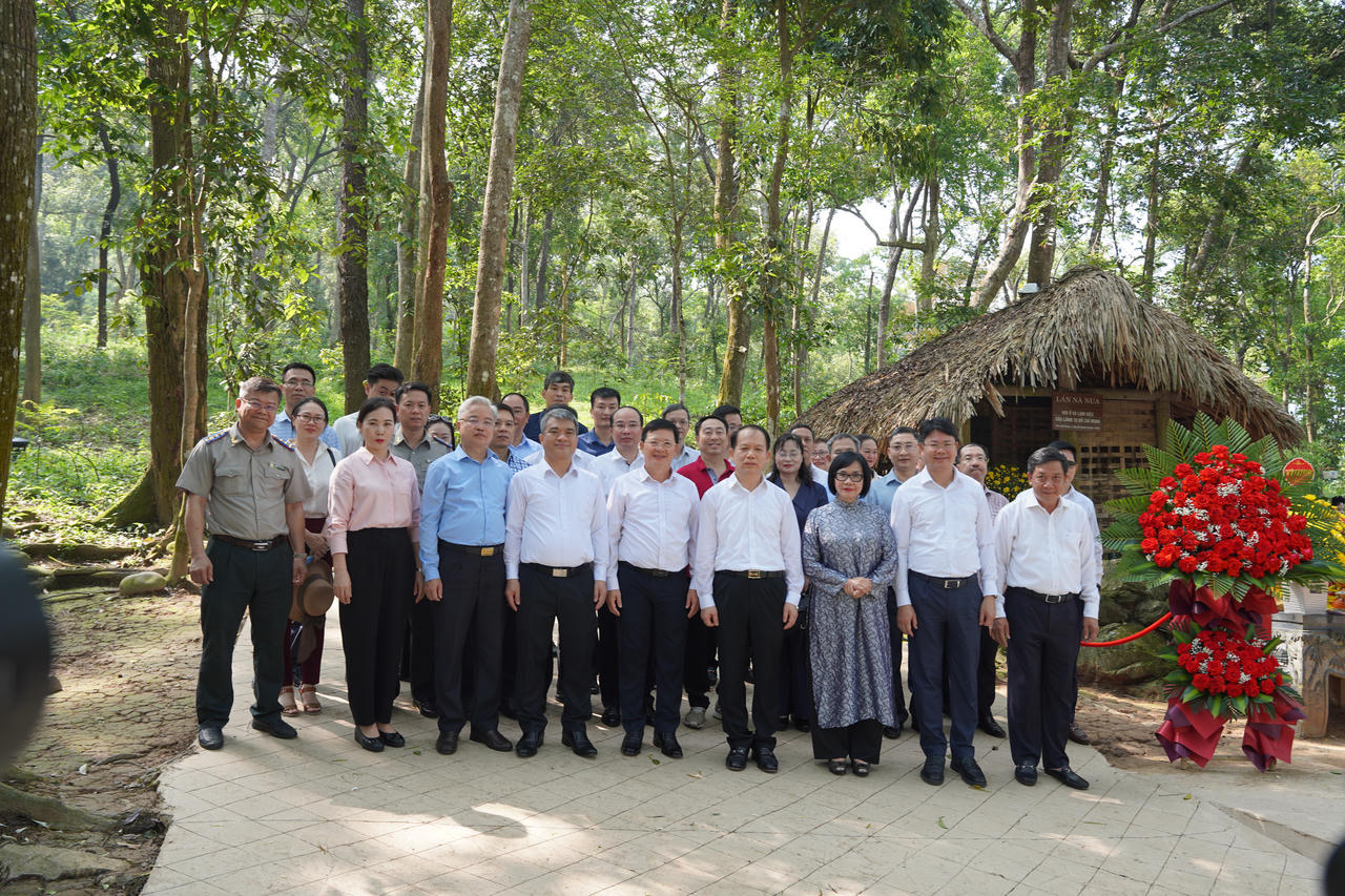 Bộ trưởng Hoàng Thanh Tùng và các lãnh đạo Bộ Tư pháp dâng hương tại Khu di tích Tuyên Quang
