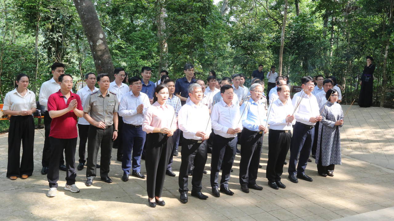 Bộ trưởng Hoàng Thanh Tùng và các lãnh đạo Bộ Tư pháp dâng hương tại Khu di tích Tuyên Quang