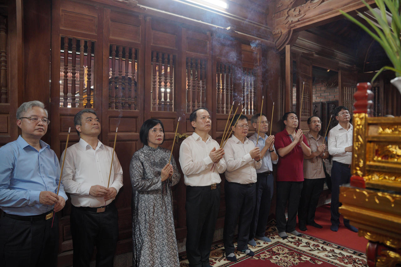 Bộ trưởng Hoàng Thanh Tùng và các lãnh đạo Bộ Tư pháp dâng hương tại Khu di tích Tuyên Quang