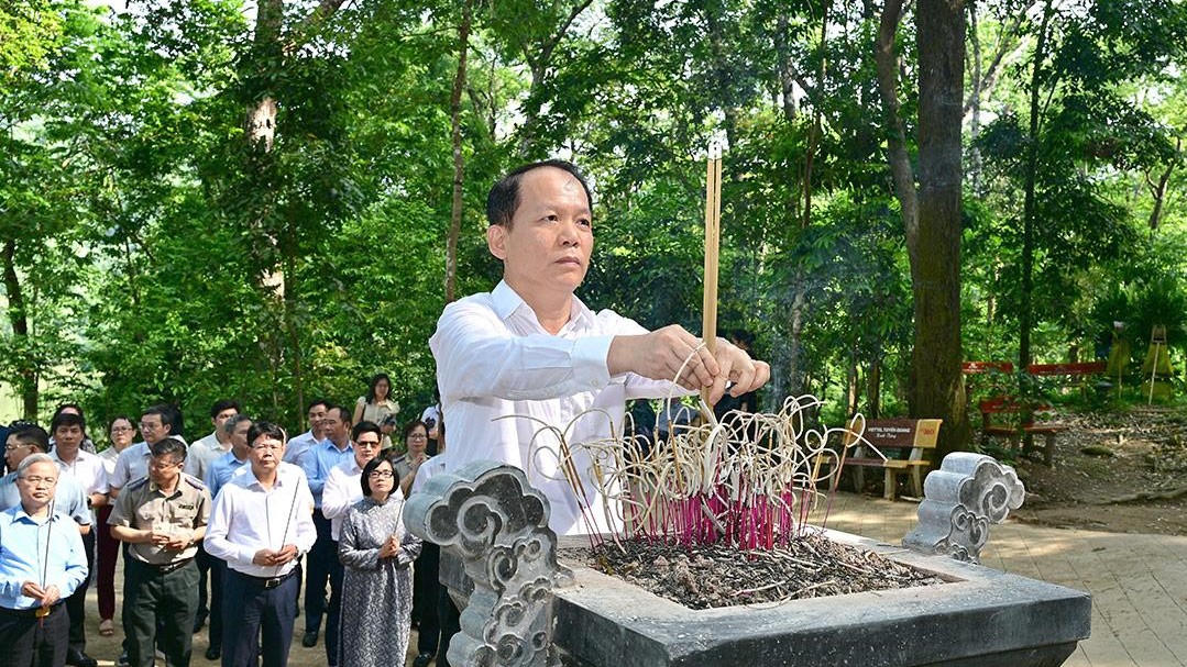 Bộ trưởng Hoàng Thanh Tùng và các lãnh đạo Bộ Tư pháp dâng hương tại Khu di tích Tuyên Quang