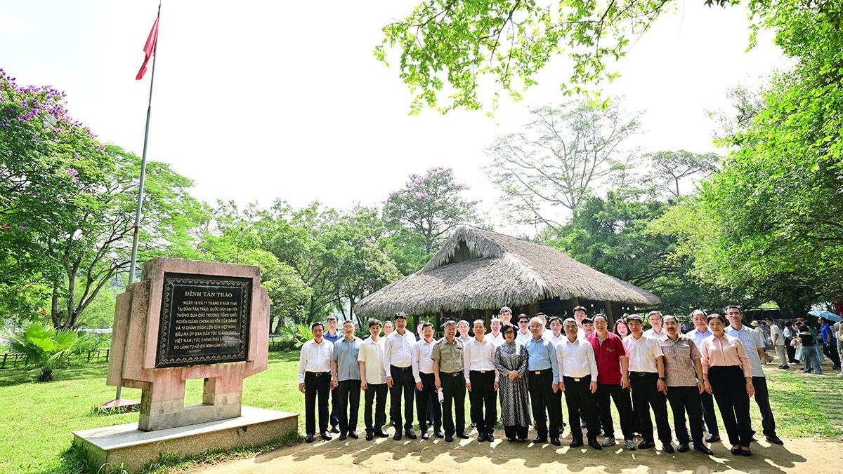 Bộ trưởng Hoàng Thanh Tùng và các lãnh đạo Bộ Tư pháp dâng hương tại Khu di tích Tuyên Quang