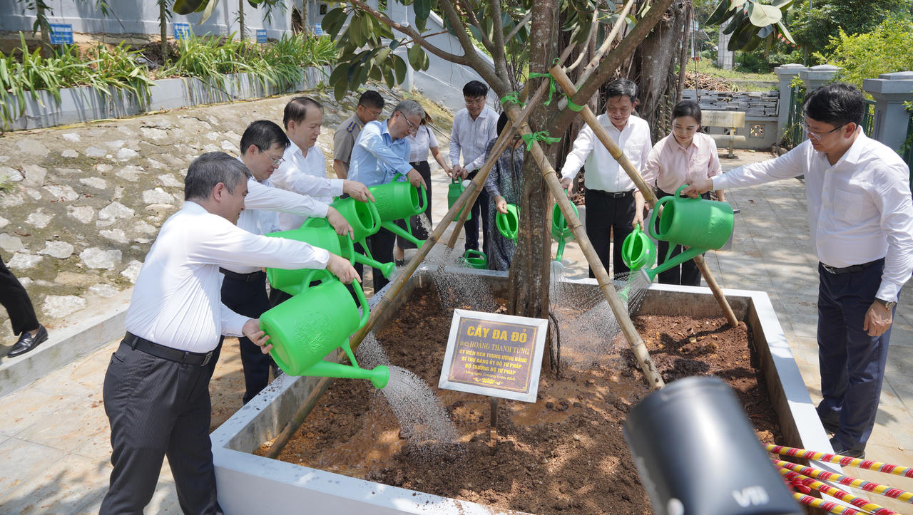 Bộ trưởng Hoàng Thanh Tùng và các lãnh đạo Bộ Tư pháp dâng hương tại Khu di tích Tuyên Quang
