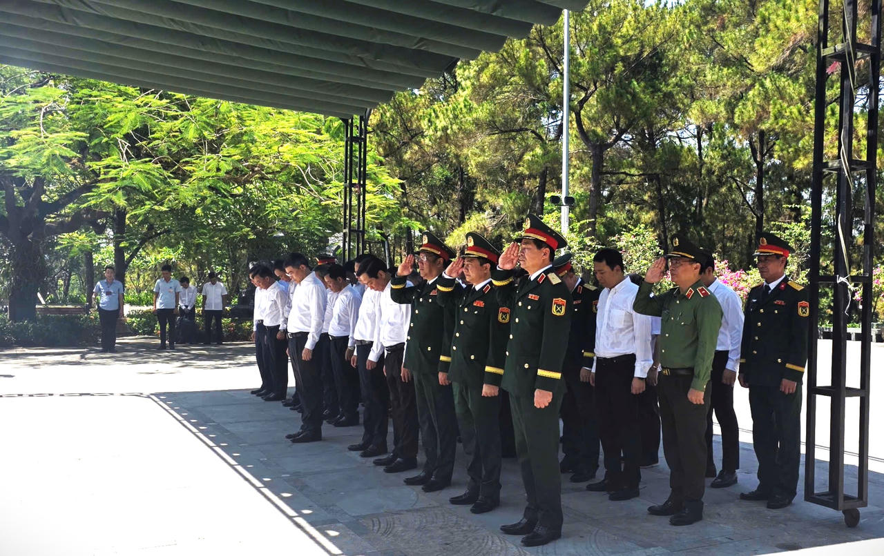 Thủ tướng Ch&iacute;nh phủ L&ecirc; Minh Hưng c&ugrave;ng c&aacute;c đại biểu d&acirc;ng hương tưởng niệm c&aacute;c Anh h&ugrave;ng liệt sĩ tại Nghĩa trang Liệt sĩ Quốc gia Trường Sơn.