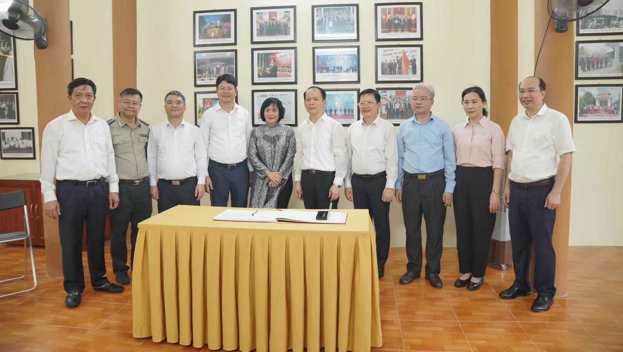 Bộ trưởng Hoàng Thanh Tùng và các lãnh đạo Bộ Tư pháp dâng hương tại Khu di tích Tuyên Quang