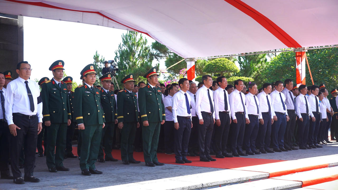 Thủ tướng Ch&iacute;nh phủ L&ecirc; Minh Hưng c&ugrave;ng đo&agrave;n c&ocirc;ng t&aacute;c Trung ương v&agrave; l&atilde;nh đạo tỉnh Quảng Trị d&agrave;nh ph&uacute;t mặc niệm, tiễn đưa c&aacute;c anh h&ugrave;ng liệt sĩ về nơi an nghỉ cuối c&ugrave;ng tại Nghĩa trang Liệt sĩ Quốc gia Đường 9.