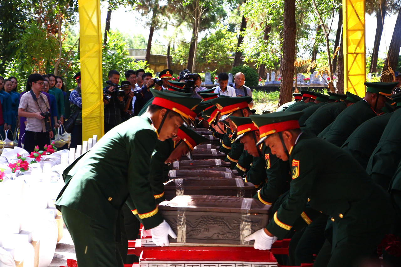 Lực lượng l&agrave;m nhiệm vụ thực hiện nghi thức an t&aacute;ng 28 h&agrave;i cốt liệt sĩ qu&acirc;n t&igrave;nh nguyện v&agrave; chuy&ecirc;n gia Việt Nam tại Nghĩa trang Liệt sĩ Quốc gia Đường 9.